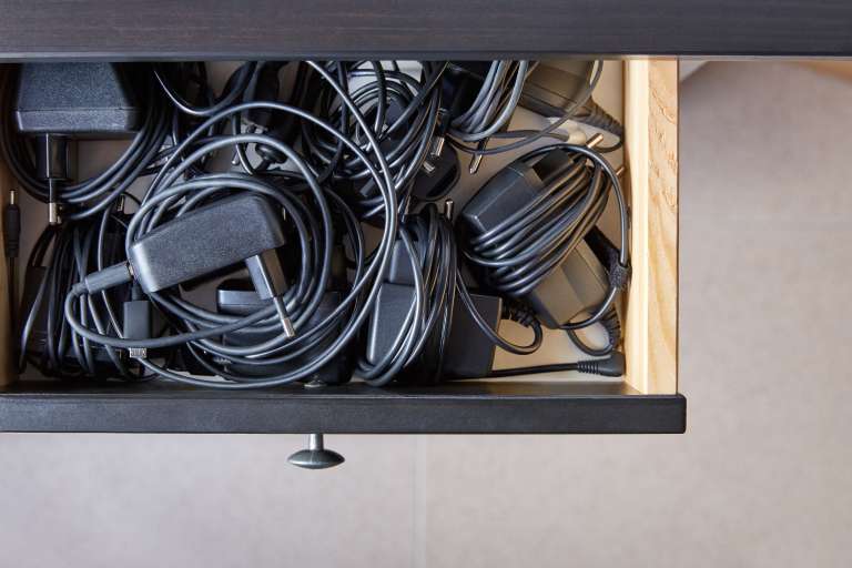 polnilec, direktiva-o-enotnem-polnilcu, usb-c, odpadki, elektronski-odpadki
