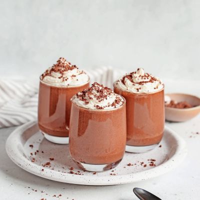 Healthy,Vegan,Chocolate,Mousse,With,Vegan,Cream,Topping,In,Glasses