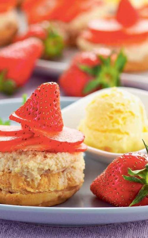 Erdbeertoertchen mit Weinschaumeis